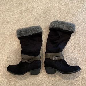 Black suede boots with grey faux fur at cuff
